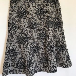 Liz Claiborne size 8 black velvet flocked skirt